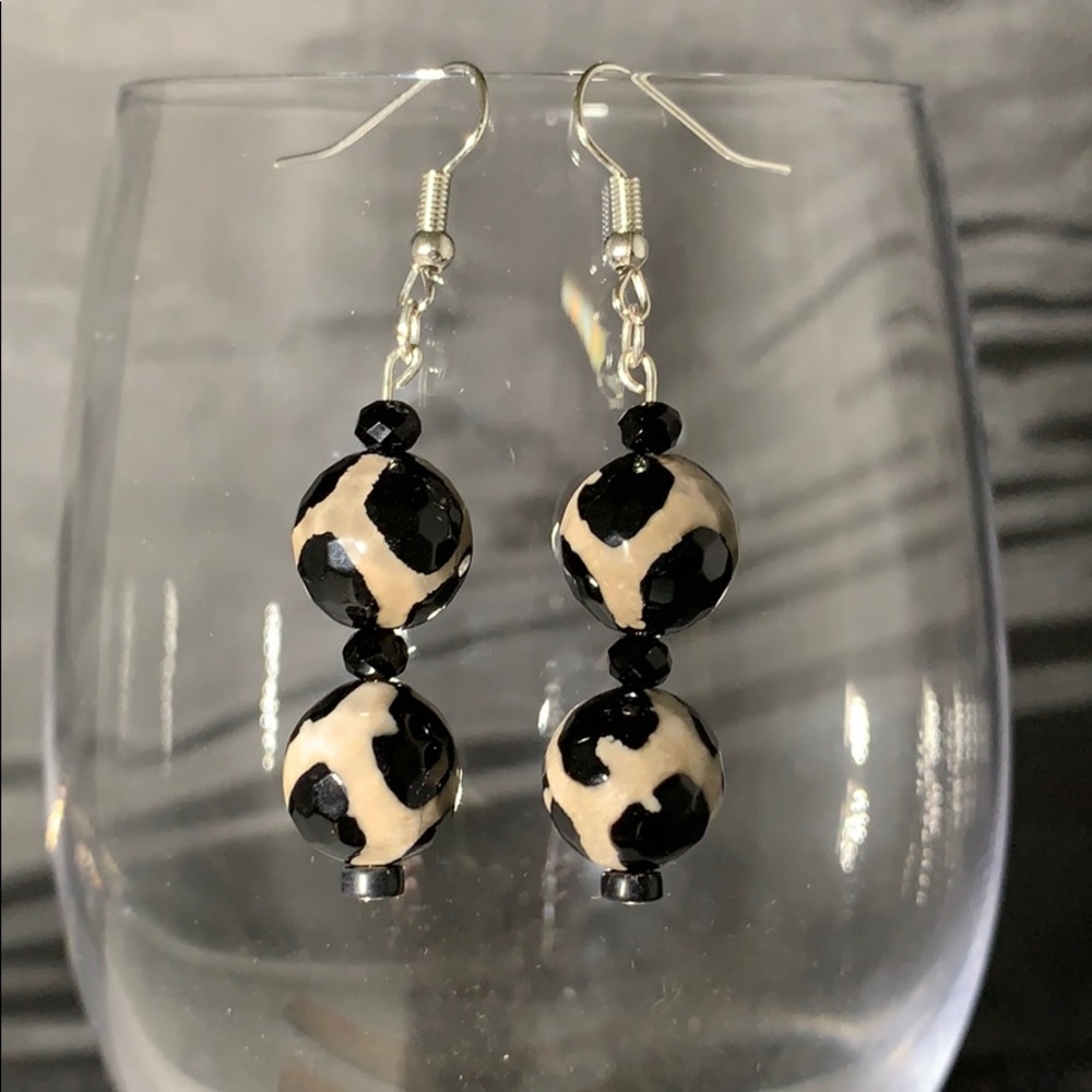 🪨Black and tan round stone earrings🪨